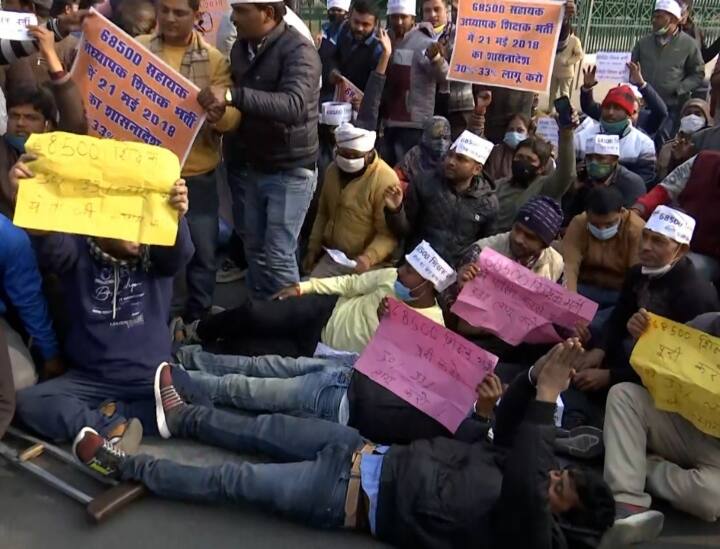 UP News: बेसिक शिक्षक भर्ती को लेकर अभ्यर्थियों ने किया प्रदर्शन, क्या हैं मांगें? Lucknow Candidates performance continues for Basic Teacher Recruitment know their demands ANN UP News: बेसिक शिक्षक भर्ती को लेकर अभ्यर्थियों ने किया प्रदर्शन, क्या हैं मांगें?