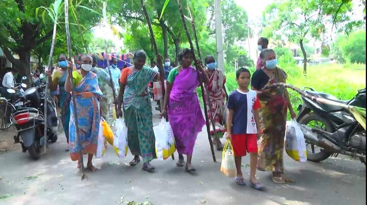 பொங்கல் பரிசு பெற்று செல்லும் நெல்லை மக்கள்