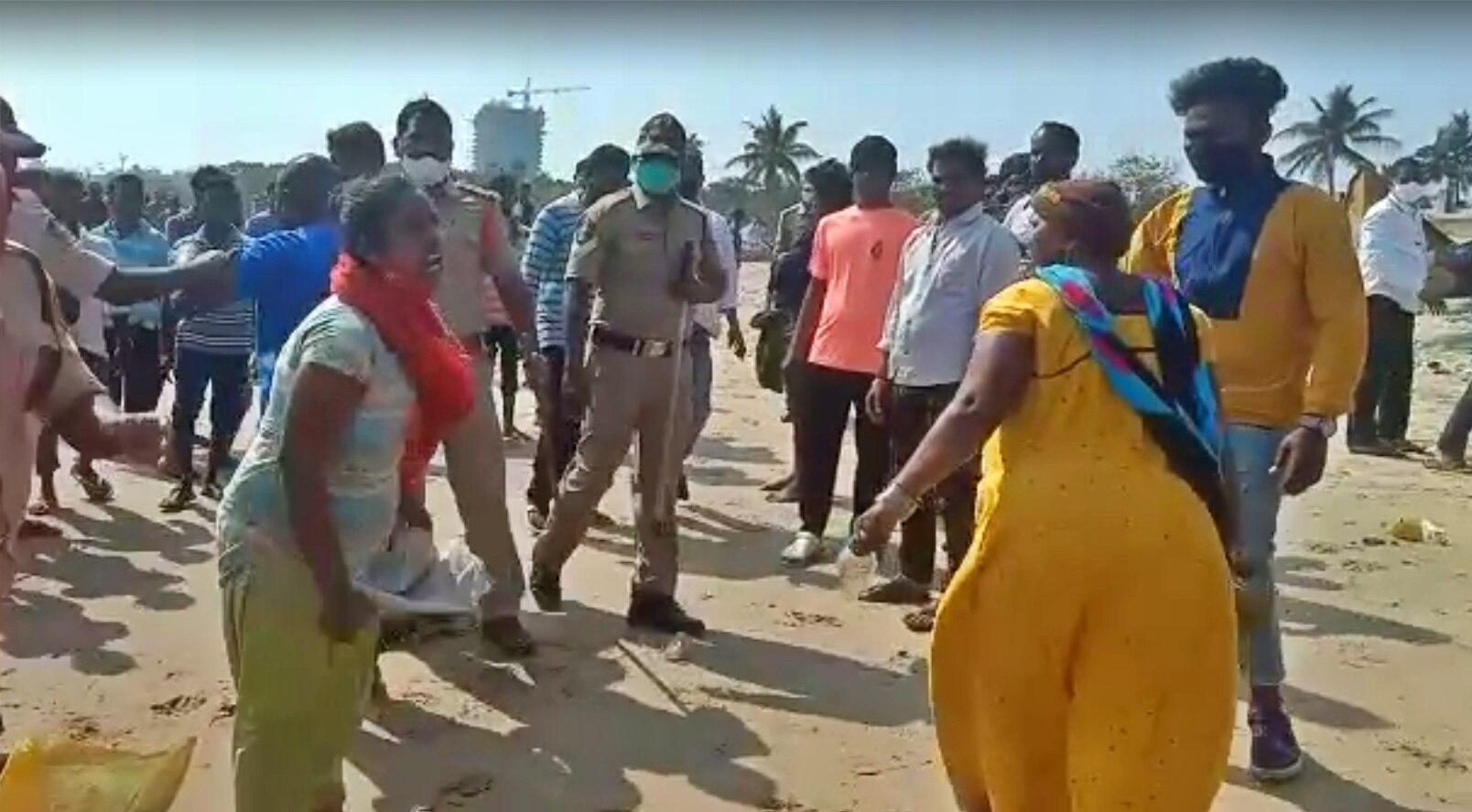 Visakha Fishermen: విశాఖ తీరంలో హై టెన్షన్... భగ్గుమన్న రింగ్ వలల వివాదం... బోటు తగలబెట్టిన మత్స్యకారులు