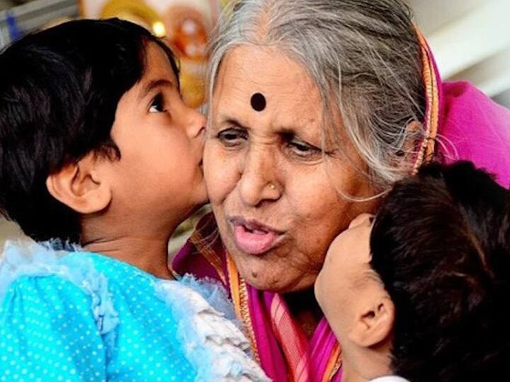 अनाथ मुलांसाठी आयुष्य समर्पित करणाऱ्या ज्येष्ठ समाजसेविका सिंधुताई सपकाळ आहेत.