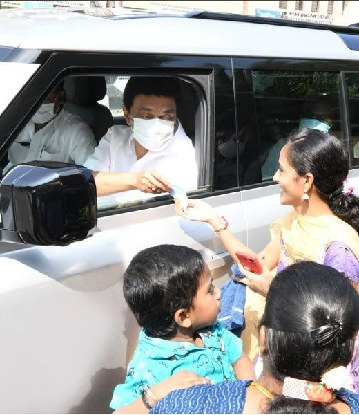 Then he distributed the masks to each of them individually.