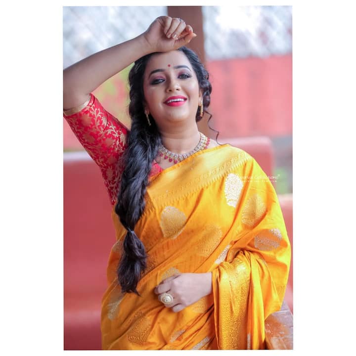 तिचे साडीतले फोटो चाहत्यांवर भुरळ पडतात. (photo:apurvanemlekarofficial/ig)