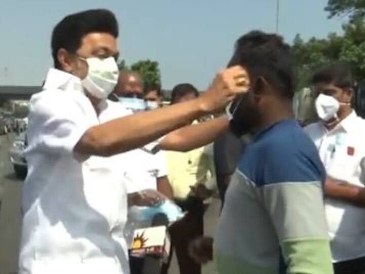 MK Stalin Terlihat Membagikan Masker Di Antara Orang-Orang Setelah Menghentikan Mobilnya Di Tengah COVID-19 Di Tamil Nadu Sebuah Video CM Dibagikan Di Twitter