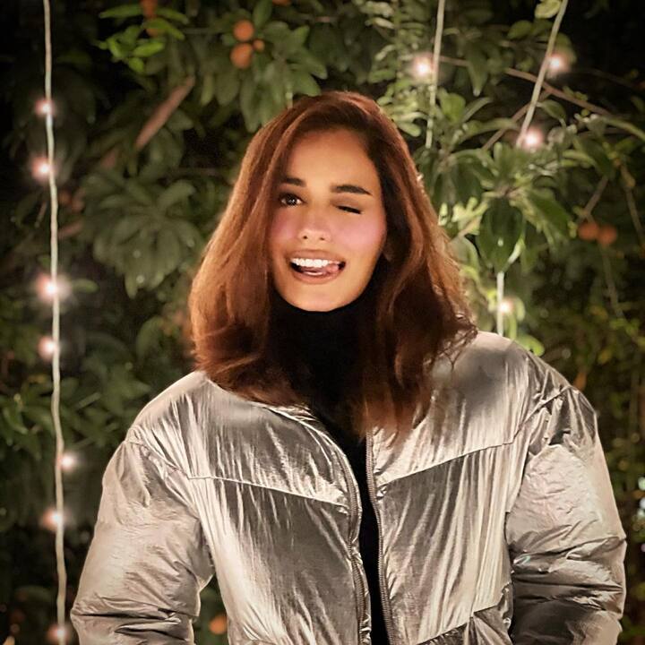 మాజీ మిస్ వరల్డ్ మానుషి చిల్లర్ కన్ను కొట్టి మరీ కవ్విస్తోంది.  -Image credit: Manushi Chhillar/Instagram