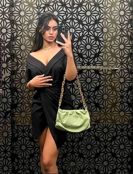 सोशल मीडिया पर वायरल हो रहीं न्यासा की तस्वीरों में उन्हें ब्लैक ड्रेस में सेल्फी लेते देखा जा सकता है. इस दौरान न्यासा बेहद हॉट नजर आ रही हैं.