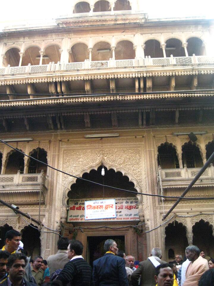 दर्शन- ऐसी मान्यता है जो भक्त बांके बिहारी के दर्शन करता है वह उन्हीं का हो जाता है. भगवान के दर्शन और पूजा करने से व्यक्ति के सभी संकट मिट जाते हैं . बांके बिहारी की पूजा में उनका श्रृंगार विधिवत किया जाता है. उन्हें भोग में माखन, मिश्री,केसर, चंदन और गुलाब जल चढ़ाया जाता है.