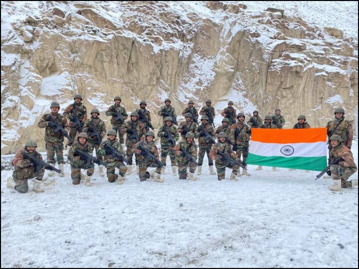 Indian soldiers in Galwan Valley With National Flag after China released a video of PLA soldiers singing with national flag in hands  ann झंडे का जवाब झंडे से: चीनी सेना को गलवान में भारतीय जवानों ने उसी की भाषा में दिया जवाब, जानें पूरा मामला