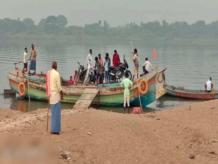 Krishna District Boat broke down in middle of Krishna river Krishna News: నది మధ్యలో ఆగిపోయిన నాటు పడవ... తృటిలో తప్పిన పెనుప్రమాదం...
