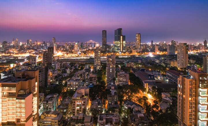 कोरोना वायरस (Coronavirus) के बढ़ते मामलों को देखते हुए मुंबई में स्कूलों को तत्काल प्रभाव से बंद करने का आदेश दे दिया गया है. बीएमसी ने 31 जनवरी तक सभी शिक्षण गतिविधियों को ऑनलाइन मोड में स्थानांतरित करने का आदेश देते हुए नोटिस जारी किया है. हालांकि, 10 वीं और 12 वीं के छात्रों के लिए ऑफलाइन मोड (Offline Mode) में कक्षाएं जारी रहेंगी.