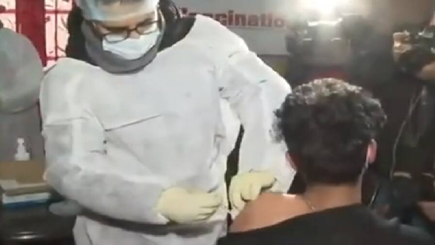 2 ડોઝ લીધેલી વ્યક્તિએ થર્ડ ડોઝ માટે કઇ વેક્સિન લેવી જોઇએ કોવિશીલ્ડ કે કોવેક્સિન, એક્સપર્ટ શું કહે છે What vaccine should a person who has taken 2 doses get for the third dose? 2 ડોઝ લીધેલી વ્યક્તિએ થર્ડ ડોઝ માટે કઇ વેક્સિન લેવી જોઇએ કોવિશીલ્ડ કે કોવેક્સિન, એક્સપર્ટ શું કહે છે