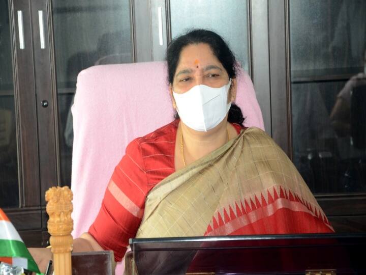 Telangana minister satyavathi rathode ordered officers complete vaccination for children befor holidays Telangana Schools: సెలవుల్లోపు విద్యార్థులకు వ్యాక్సినేషన్ పూర్తి చేయాలి... పాఠశాలల్లో కోవిడ్ నిబంధనలు కచ్చితంగా అమలు చేయండి... మంత్రి సత్యవతి రాథోడ్