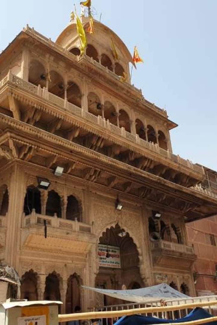 इस दिन होते हैं बांके बिहारी के चरणों के दर्शन - इस मंदिर में बिहारी जी की काले रंग की प्रतिमा है. मान्यता है कि इस प्रतिमा में साक्षात् श्री कृष्ण और राधा समाए हुए हैं. इसलिए इनके दर्शन मात्र से राधा कृष्ण के दर्शन का फल मिल जाता है.प्रत्येक वर्ष मार्गशीर्ष मास की पंचमी तिथि को बांके बिहारी मंदिर में बांके बिहारी प्रकटोत्सव मनाया जाता है. वैशाख माह की तृतीया तिथि पर जिसे अक्षय तृतीया कहा जाता है उस दिन पूरे एक साल में सिर्फ इसी दिन बांके बिहारी के चरणों के दर्शन होते हैं. इस दिन भगवान के चरणों के दर्शन बहुत शुभ फलदायी होता है.