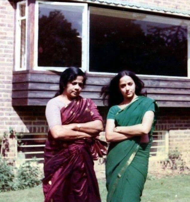 एक और पोस्ट में हेमा ग्रीन साड़ी पहनकर अपनी मां के साथ पोज़ कर रही हैं और उनके बाल खुले हुए हैं और माथे पर बिंदी लगी है. हेमा के कलेक्शन से ये रेयर तस्वीरें पहली बार सामने आई हैं.