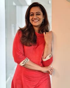 Spruha Joshi : स्पृहा जोशीचा भन्नाट लुक; जांभळ्या रंगाच्या ड्रेसमध्ये खुललं सौंदर्य