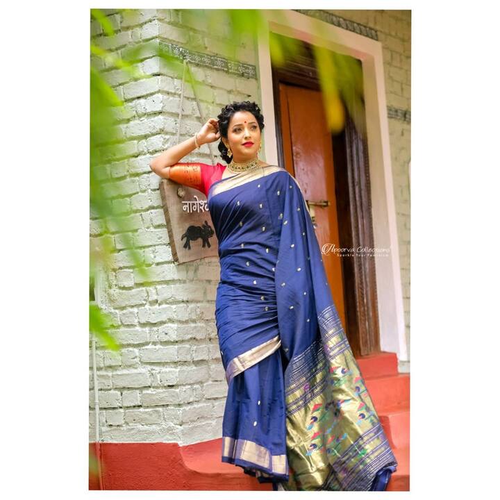 निळ्या रंगाच्या पैठणीमध्ये अपूर्वाचा लूक खुलून आलाय. (photo:apurvanemlekarofficial/ig)