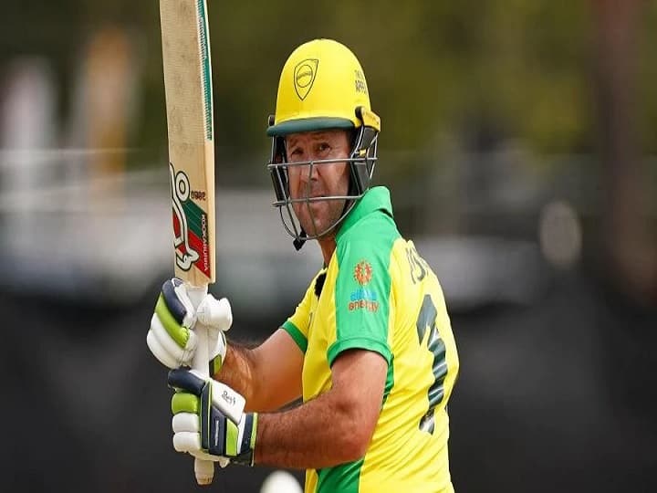 श्रीलंका के पूर्व दिग्गज कुमार संगकारा (Kumar Sangakkara) वनडे क्रिकेट में सबसे ज्यादा रन बनाने के मामले में दूसरे नंबर पर हैं. उन्होंने अपने करियर में 404 वनडे मुकाबले खेले, जिनमें 41.48 के एवरेज से 14234 रन बनाए. संगकारा के नाम 25 शतक और 93 अर्धशतक दर्ज हैं.