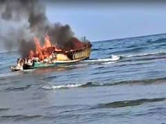 Visakha Fishermen: విశాఖ తీరంలో హై టెన్షన్... భగ్గుమన్న రింగ్ వలల వివాదం... బోటు తగలబెట్టిన మత్స్యకారులు