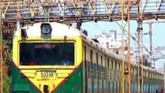 Local Train Service: মঙ্গলবারও অফিস টাইমের ট্রেনে বাদুড়ঝোলা ভিড়ের ছবি | Bangla News