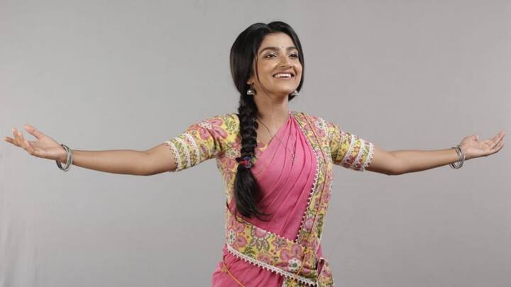 'ডান্স বাংলা ডান্স' (Dance Bangla Dance) -এর মঞ্চ থেকে ধারাবাহিকের ফ্লোরে। ক্যামেরার সামনে তিনি অভ্যস্থ বটে, তবে এবার একেবারে ভিন্ন ভূমিকা। নাচ নয়, ধারাবাহিকে তিনি গায়িকার ভূমিকায় অভিনয় করবেন।