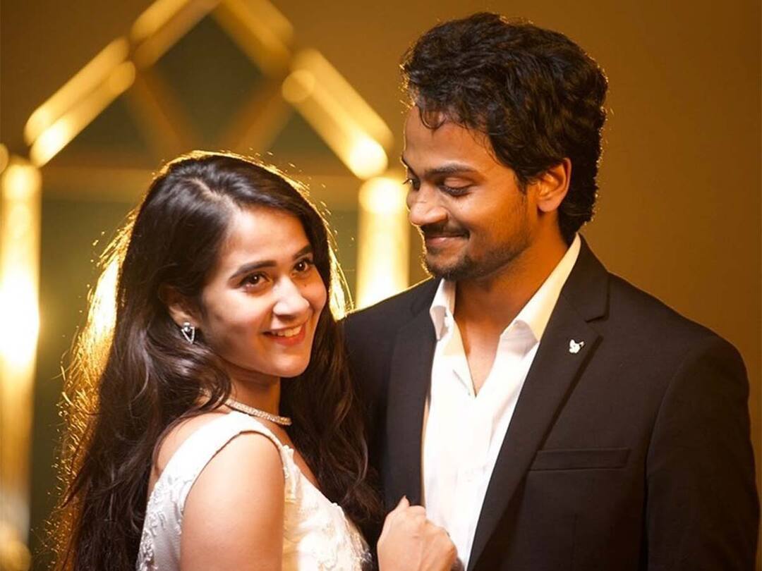 Deepthi Sunaina: బాధలో దీప్తి సునయన.. చిల్ అవుతోన్న సిరి, షణ్ముఖ్.. Deepthi Sunaina heartbroken Shanmukh and Siri happily chilling Deepthi Sunaina: బాధలో దీప్తి సునయన.. చిల్ అవుతోన్న సిరి, షణ్ముఖ్..