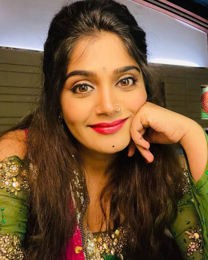 नुकतेच ईशाने Throwback या कॅप्शनसह तिचे काही ब्लॅक अँड व्हाईट फोटो सोशल मीडियावर शेयर केलेत. (photo: ishagramss/ig)