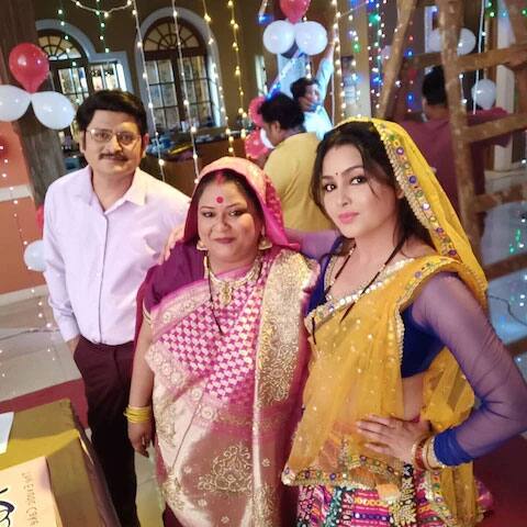 फिर चाहे अंगूरी भाबी के लिए कॉस्ट्यूम सेलेक्शन की बात हो या फिर ज्वैलरी चुनने की. सारी जिम्मेदारी शुभांगी अत्रे ने अपने कंधों पर उठा रखी है. (फोटो – सोशल मीडिया)