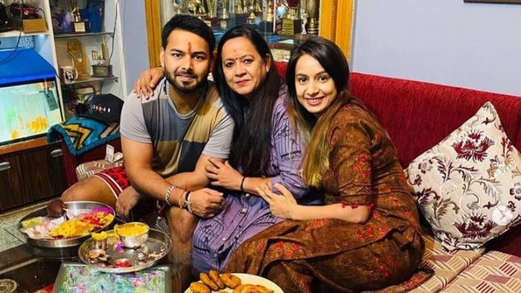 Rishabh Pant sends heartfelt message to mother on her birthday Rishabh Pant Update: টেস্ট খেলার ফাঁকেই মায়ের জন্য কী উপহার পাঠালেন ঋষভ?