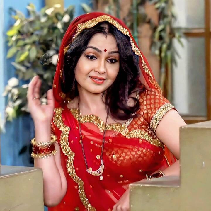 भाबीजी घर पर हैं में अंगूरी भाबी का किरदार पिछले कई साल से शुभांगी अत्रे निभाती आ रही हैं. ये किरदार गांव देहात की खुशबू लिए हुए हैं. सिर्फ बोलचाल को लेकर ही नहीं बल्कि पहनावे से लेकर चाल ढाल तक भी. (फोटो – सोशल मीडिया)