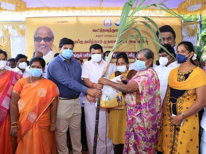 Pongal gift giving ceremony in Karur - Narikkuravars wearing moss beads to Minister Senthil Balaji பொங்கல் பரிசு வழங்கும் நிகழ்ச்சி - அமைச்சர் செந்தில் பாலாஜிக்கு பாசி மணிகளை அணிவித்த நரிக்குறவர்கள்