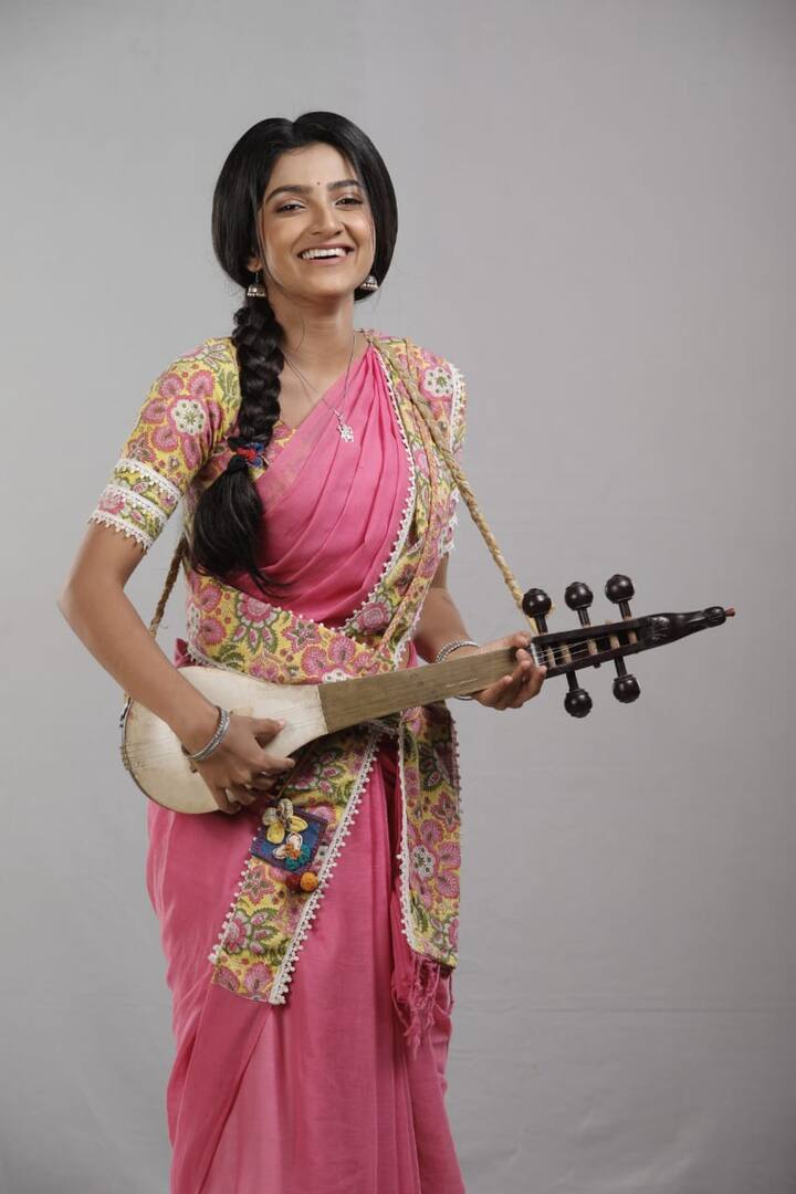 হাতে বাদ্যযন্ত্র, শাড়ি-বিনুনিতে তিনি একেবারে পাকা অভিনেত্রী। চ্যানেলের তরফ থেকে ভাগ করে নেওয়া হয়েছে নবাগতা অভিনেত্রীর লুক।