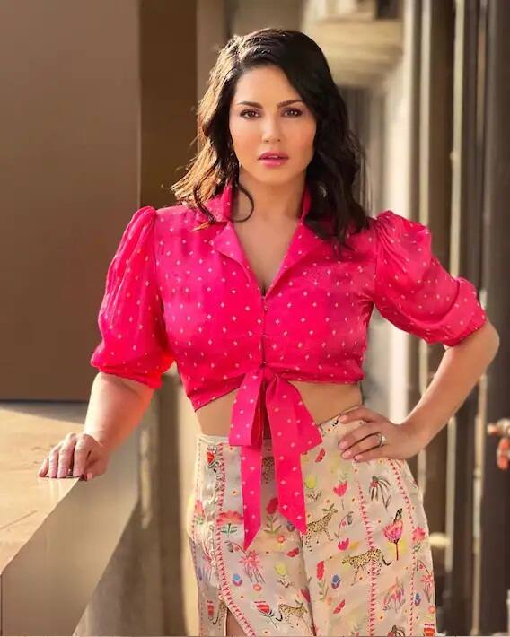 সম্প্রতি নিজের সোশ্যাল মিডিয়া হ্যান্ডলে বেশ কয়েকটি ছবি শেয়ার করেছেন সানি লিওনি। গোলাপি টপ আর প্রিন্টেড পালাজোয় ছবি দিয়েছেন অভিনেত্রী।