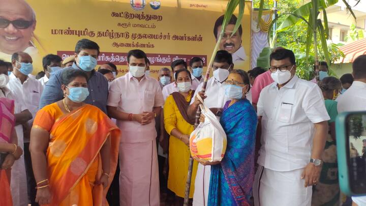 கரூரில் மக்களுக்கு பொங்கல் பரிசுத்தொகுப்பு வழங்கும் அமைச்சர் செந்தில் பாலாஜி