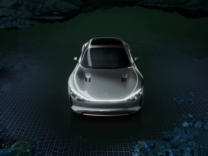 Mercedes Benz Vision EQXX के बारे में दावा है कि यह कार 1000km की ड्राइविंग रेंज देगी. कंपनी की ओर से ही यह दावा किया गया है. Mercedes Benz ने कहा कि कार की बैटरी में जमा 95% ऊर्जा इस्तेमाल होती है.