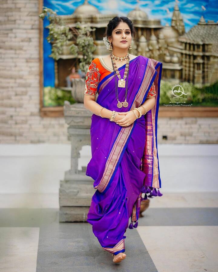 जांभळी साडी, सोनेरी दागिने अन् केसात गजरा अश्या लूक मध्ये अक्षया फारच सुंदर दिसतेय.(Photo Credit : @akshayaddr/Instagarm)