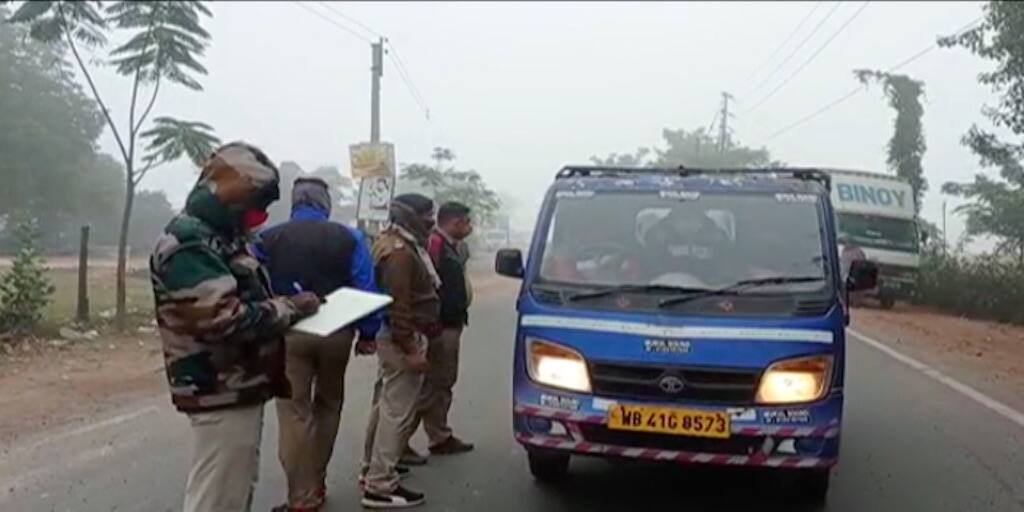 Birbhum: Naka checking of cops to combat COVID-19 Birbhum: বীরভূমে করোনা সংক্রমণ রুখতে পুলিশের নাকা তল্লাশি, সোনাঝুরি হাটে সাফাই অভিযান