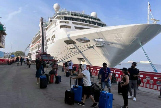 Coronavirus cordelia covid patients refuse to leave cruise ship in goa sail back to mumbai 2000 પ્રવાસી સાથેના ક્રુઝમાં 66 લોકો કોરોના પોઝિટિવ આવતાં ગોઆમાં ના ઘૂસવા દેવાયું, મુંબઈ પાછું મોકલાયું....