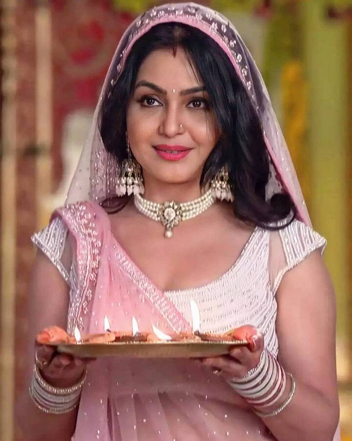 शुभांगी अत्रे खुद डिसाइड करती हैं इस किरदार में ढलने के लिए और इसे परफेक्ट बनाने के लिए क्या पहनना चाहिए और किस तरह का मेकअप करना चाहिए. (फोटो – सोशल मीडिया)