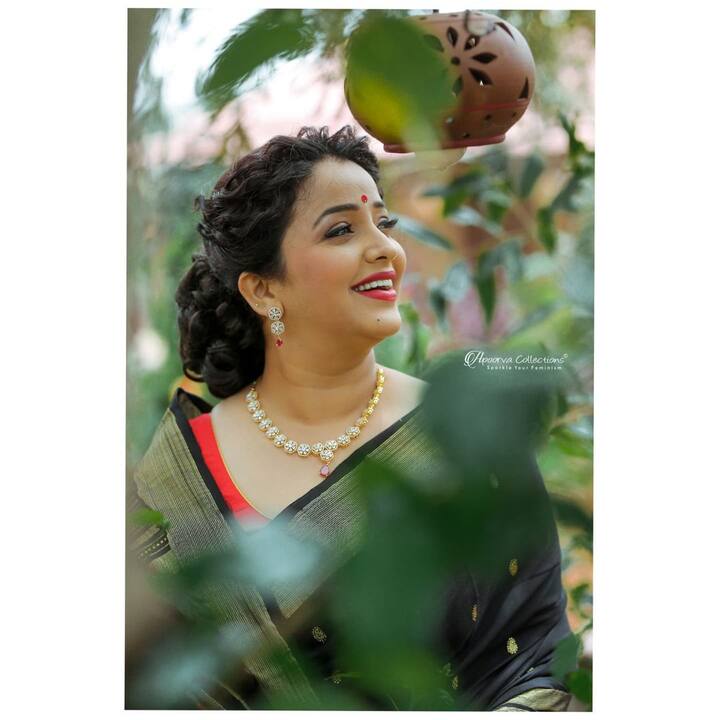 अपूर्वा नेहमीच वेगवेगळ्या साड्यांमध्ये दिसते. (photo:apurvanemlekarofficial/ig)