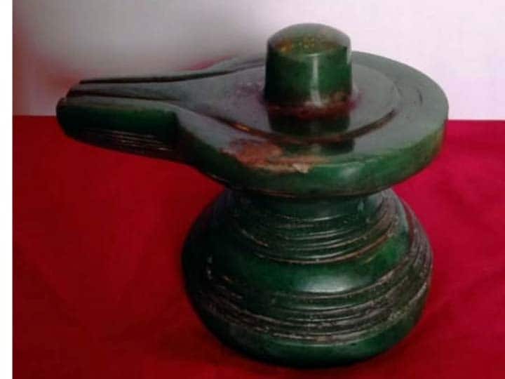 500 crore worth of emerald lingam recovered from an individual's locker handed over to the court லாக்கரில் இருந்து மீட்கப்பட்ட 500 கோடி மதிப்புள்ள மரகத லிங்கம் நீதிமன்றத்தில் ஒப்படைப்பு