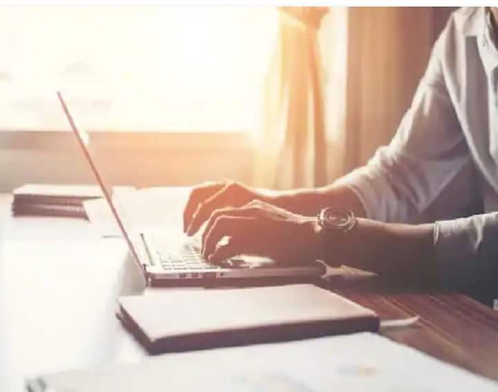 e-SHRAM Card Registration: ਗਰੀਬਾਂ ਦੀ ਮਦਦ ਲਈ ਸਰਕਾਰ ਕਈ ਤਰ੍ਹਾਂ ਦੀਆਂ ਯੋਜਨਾਵਾਂ ਲੈ ਕੇ ਆਉਂਦੀ ਹੈ। ਇਸ 'ਚ ਸਭ ਤੋਂ ਅਹਿਮ ਯੋਜਨਾ ਈ-ਸ਼ਰਮ ਕਾਰਡ (e-shram card) ਯੋਜਨਾ ਹੈ। ਇਸ ਯੋਜਨਾ ਦਾ ਮਕਸਦ ਹੈ ਕਿ ਸਰਕਾਰ ਅਸੰਗਠਿਤ ਖੇਤਰ 'ਚ ਕੰਮ ਕਰਨ ਵਾਲੇ ਲੋਕਾਂ ਨੂੰ ਮਦਦ ਪਹੁੰਚਾ ਸਕੇ। ਇਸ ਯੋਜਨਾ ਤਹਿਤ ਕੁੱਲ 18 ਕਰੋੜ ਲੋਕਾਂ ਨੇ ਹੁਣ ਤਕ ਈ-ਸ਼ਰਮ (e-shram Portal) ‘ਤੇ ਰਜਿਸਟ੍ਰੇਸ਼ਨ ਕਰਵਾਇਆ ਹੈ।