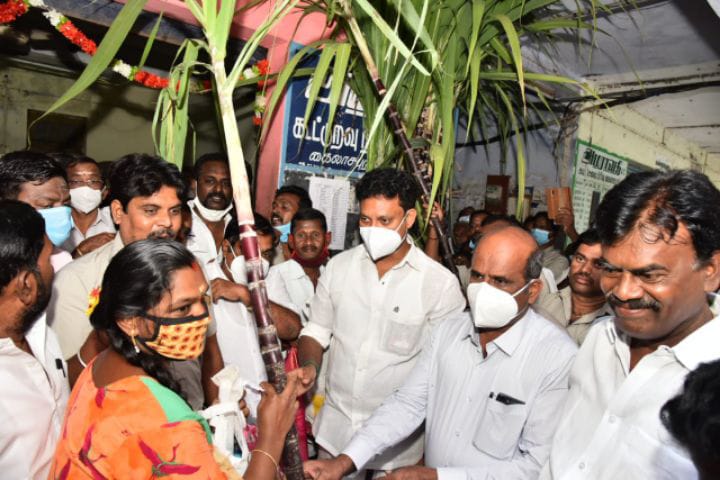 பொங்கல் பரிசு வழங்கும் திட்டம் - திருச்சியில் அமைச்சர்கள் நேரு, அன்பில் மகேஷ் தொடங்கி வைத்தனர்