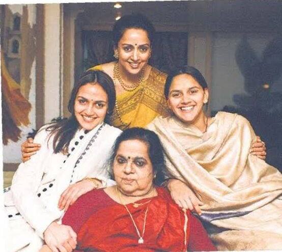 हेमा ने एक और तस्वीर शेयर की है, जिसमें वह बेटियों ईशा और अहाना के साथ हैं और मां जया के साथ सभी तस्वीरें ले रहे हैं. हेमा ने लिखा, वक्त कैसे बीत जाता है! ऐसा लगता है कि ये कल ही का दिन था. मैं शूटिंग में बिजी थी और सेट पर अम्मा भी साथ रहती थीं. मैं एक दिन में 3 शिफ्ट करती थी और आज मैं यहां हूं और बिलकुल अलग चीज़ें ही कर रही हूं, उनके केयरिंग प्रजेंस के बिना!