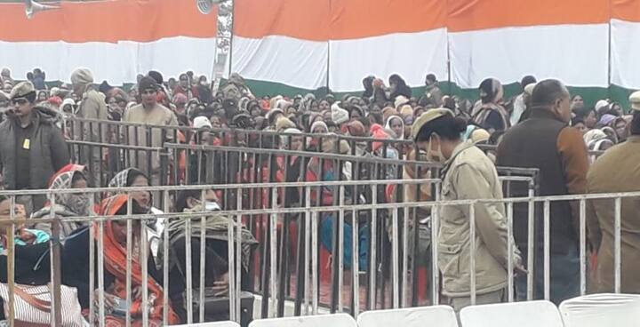 ਇਸ ਮੌਕੇ ਨਾ ਤਾਂ ਕਿਸੇ ਨੇ ਦੂਰੀ ਬਣਾ ਕੇ ਰੱਖੀ ਤੇ ਨਾ ਹੀ ਮਾਸਕ ਲਾਏ ਹੋਏ ਸਨ। ਇਸ ਦੀ ਸੋਸ਼ਲ ਮੀਡੀਆ ਉੱਪਰ ਕਾਫੀ ਚਰਚਾ ਹੋ ਰਹੀ ਹੈ।