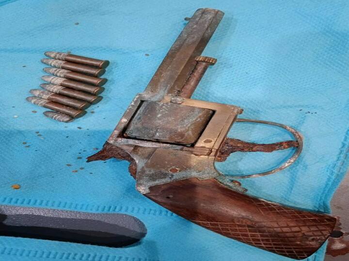 கோவை விமான நிலையத்தில் கைத்துப்பாக்கி உடன் வந்த  கேரள காங்கிரஸ் பிரமுகரால் பரபரப்பு