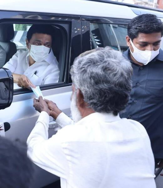 After distributing the masks, he left to attend review meet with health officials to decide on Lockdown.