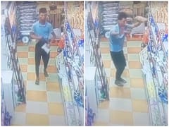 Watch: दुकान में चोरी कर रहे शख्स ने सीसीटीवी कैमरे को देखकर किया फनी डांस, छोड़ा चुराया हुआ सामान