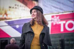 Saumya Tandon Photos: लंदन की गलियों में कुछ इस तरह मस्ती करती दिखीं 'गोरी मैम' सौम्या टंडन, फैन्स कर रहे जमकर तारीफ