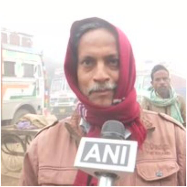 एक स्थानीय व्यक्ति ने बताया, कि ठंड बहुत ज़्यादा है. हम सुबह 3-4 बजे मंड़ी आते हैं और बोरी जलाकर ताप रहे हैं.उन्होंने ये भी बताया कि मंडी समिति ने अलाव की व्यवस्था नहीं की है जिससे बहुत दिक़्क़त हो रही है.
