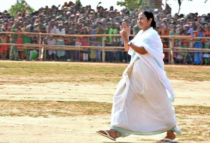 મમતા બેનર્જી માત્ર સફેદ સાડી અને હવાઈ ચપ્પલમાં જોવા મળે છે. પરંતુ શું તમે જાણો છો કે મમતા માત્ર આવા કપડામાં જ કેમ હોય છે? મમતા બેનર્જીએ બાળપણમાં પિતાના ગુજરી ગયા બાદ આર્થિક સંકટ જોયુ હતું, તેથી તેઓ પૈસાનું મહત્વ જાણે છે. રિપોર્ટ્સ અનુસાર, મમતા પાસે જરૂરિયાત મુજબ કપડાં છે. તે વધારે કપડા સંગ્રહ કરવામાં માનતી નથી અને સાદું જીવન જીવે છે.