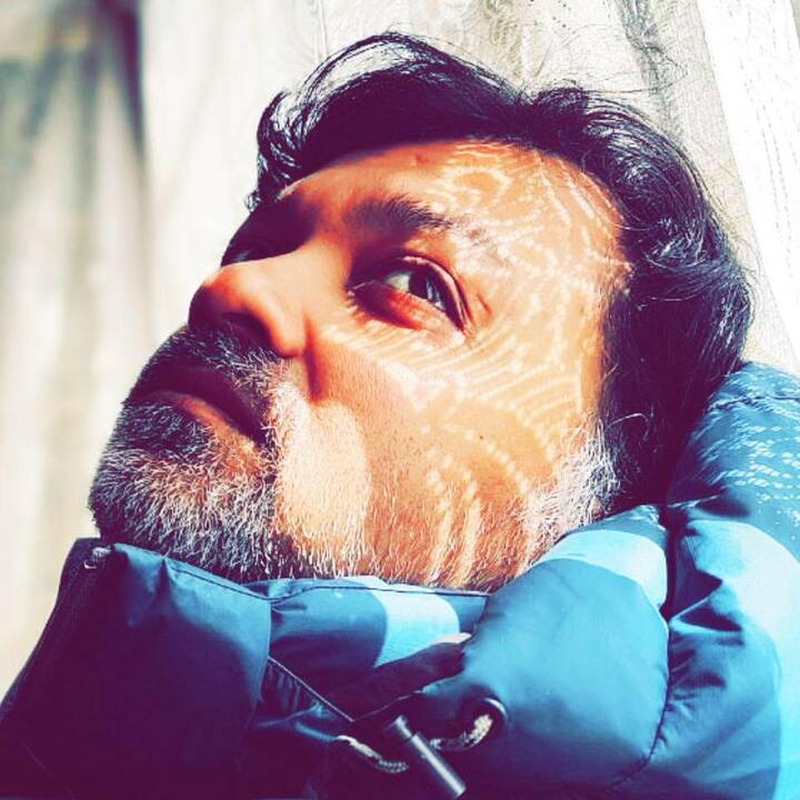 বছরের প্রথম দিনেই করোনা আক্রান্ত হয়েছেন পরিচালক সৃজিত মুখোপাধ্যায়। সোশ্যাল মিডিয়ায় নিজেই অনুরাগীদের সেই খবর জানিয়েছিলেন তিনি। বাড়িতেই নিভৃতবাসে রয়েছেন পরিচালক।